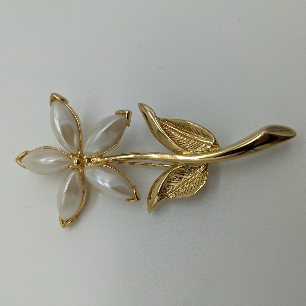 Napier flower pin pearl gold